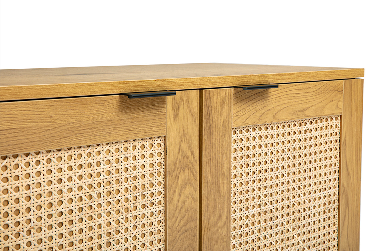 Buffet en bois clair avec portes en cannage rotin et poign�es noires, vue de pr�s.