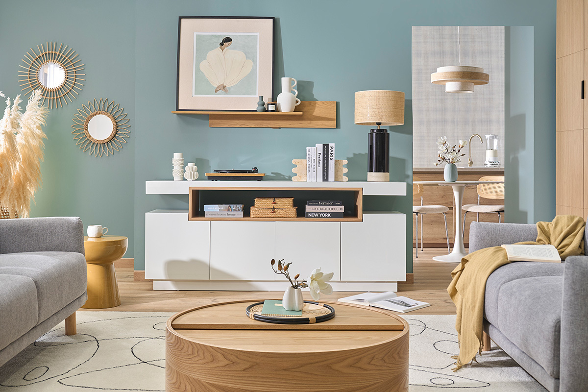 Buffet scandinave blanc laqu� brillant et bois avec 4 portes, vue d'ensemble en int�rieur moderne.