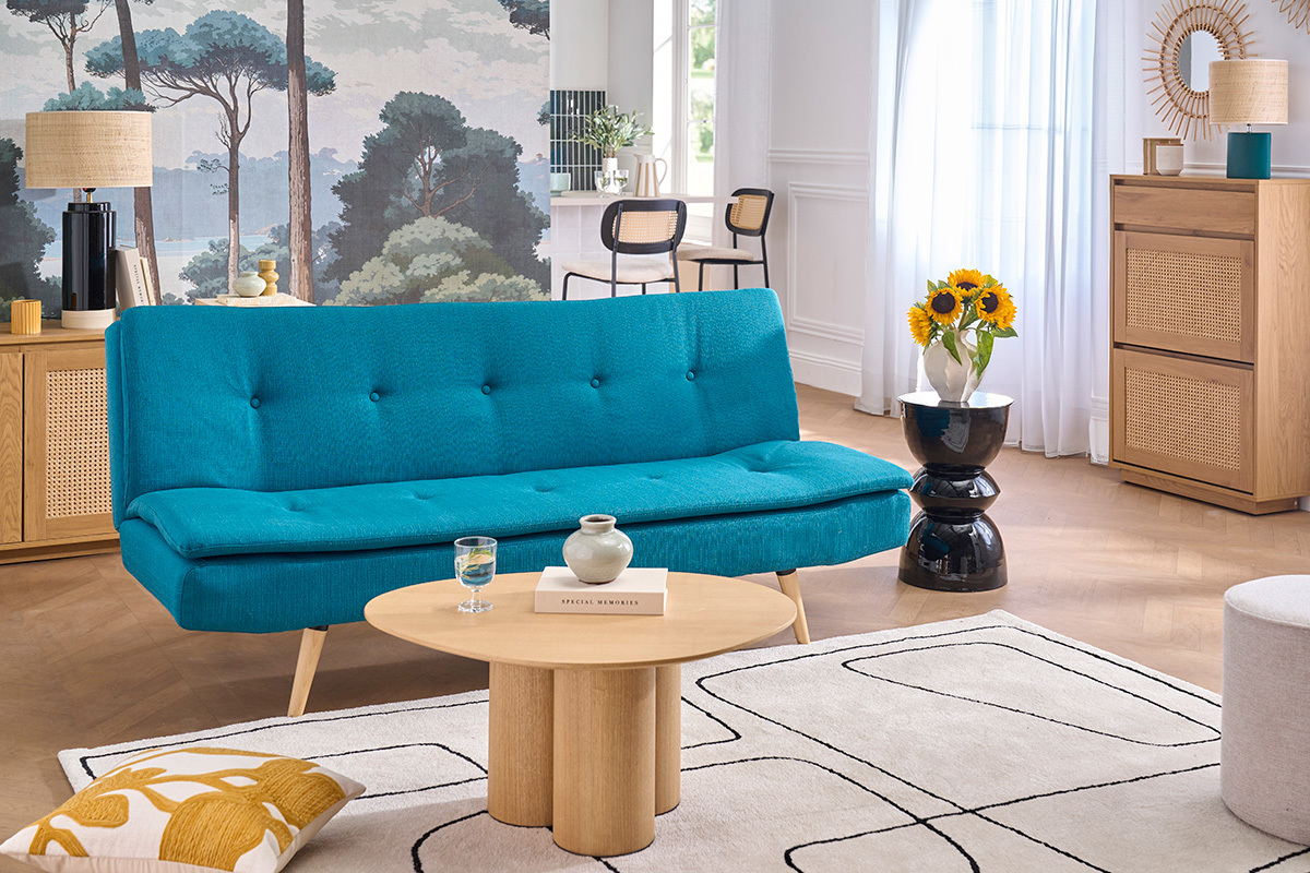 Canap� convertible scandinave 3 places en tissu bleu canard, vu de face, dans un int�rieur moderne.