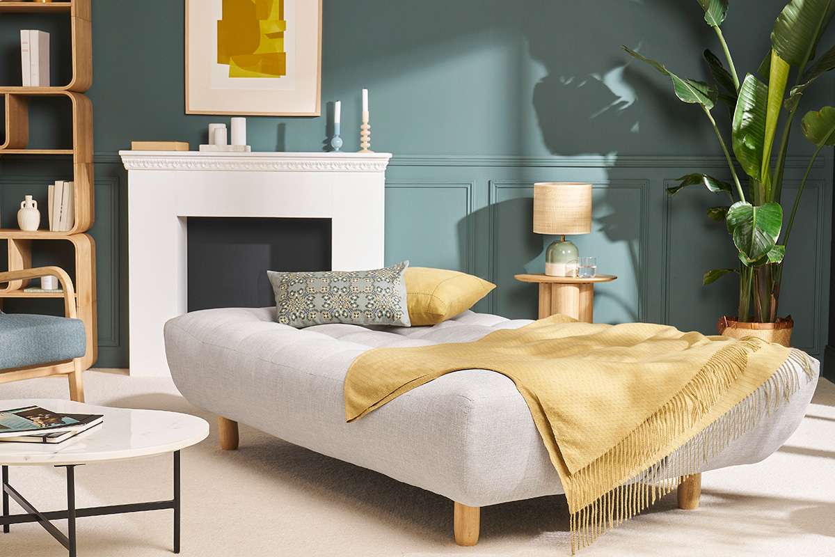 Canap� convertible scandinave 3 places en tissu gris clair et bois clair YUMI