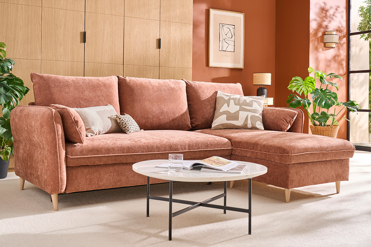 Canap� d'angle convertible r�versible avec coffre 3-4 places en tissu effet velours terre br�l�e et bois clair DRISS