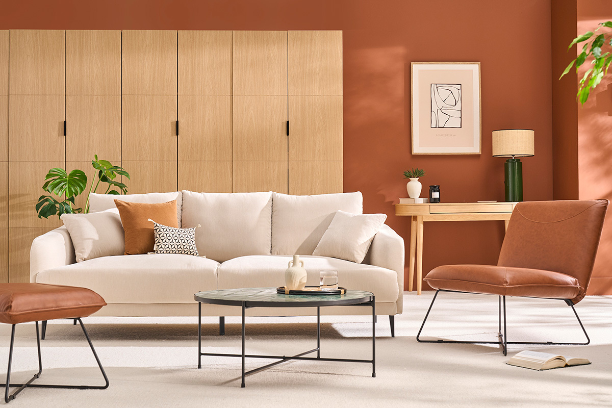 Canap� design 3 places en tissu  avec coussins et accoudoirs, en vue d'ensemble dans un salon moderne.
