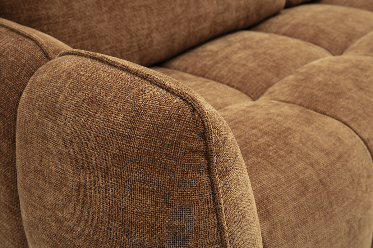 D�tail du canap� design 3 places en tissu velours textur� terre br�l�e, angle de pr�s sur le c�t�.