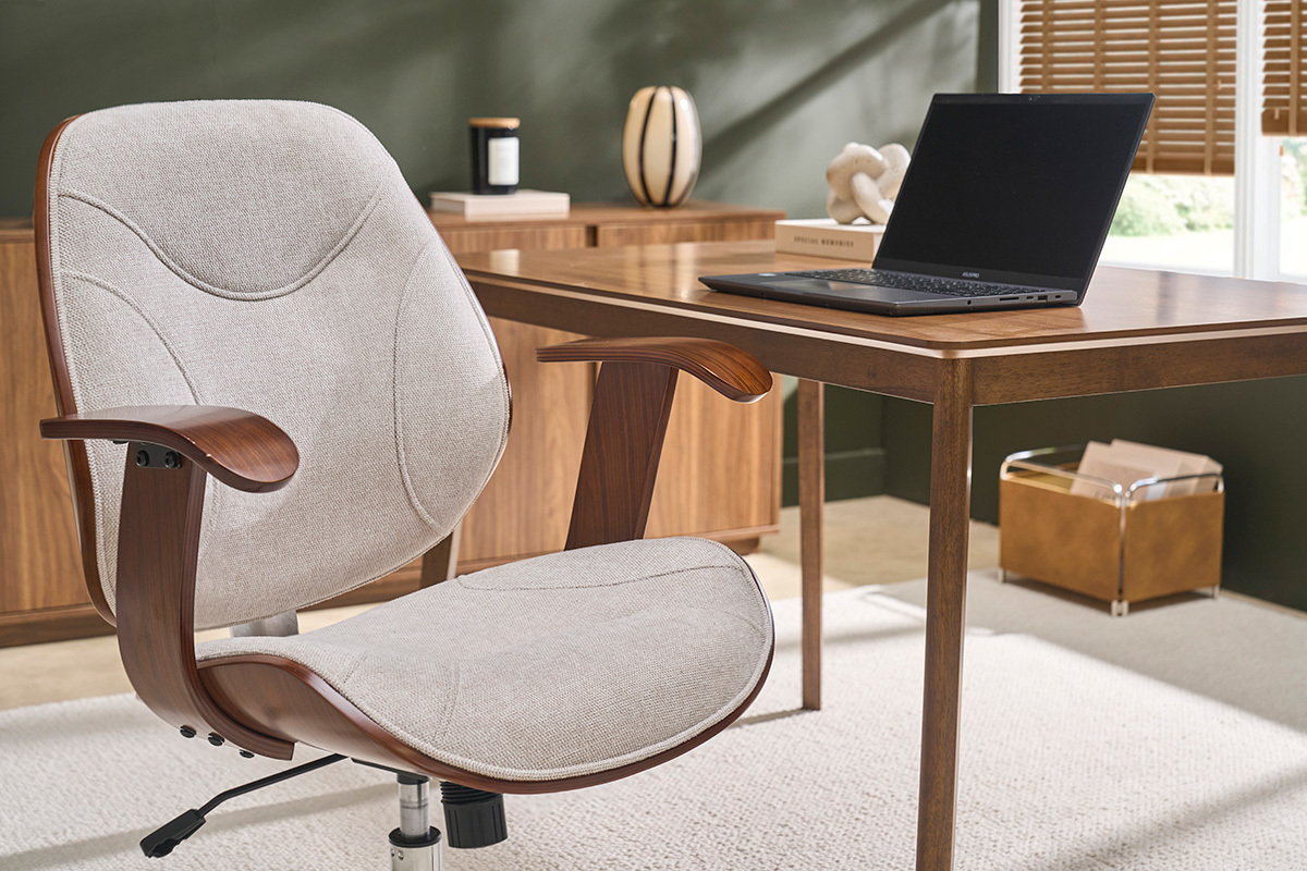 Chaise de bureau � roulettes design en tissu effet velours textur� beige, bois fonc� et acier chrom� YORKE