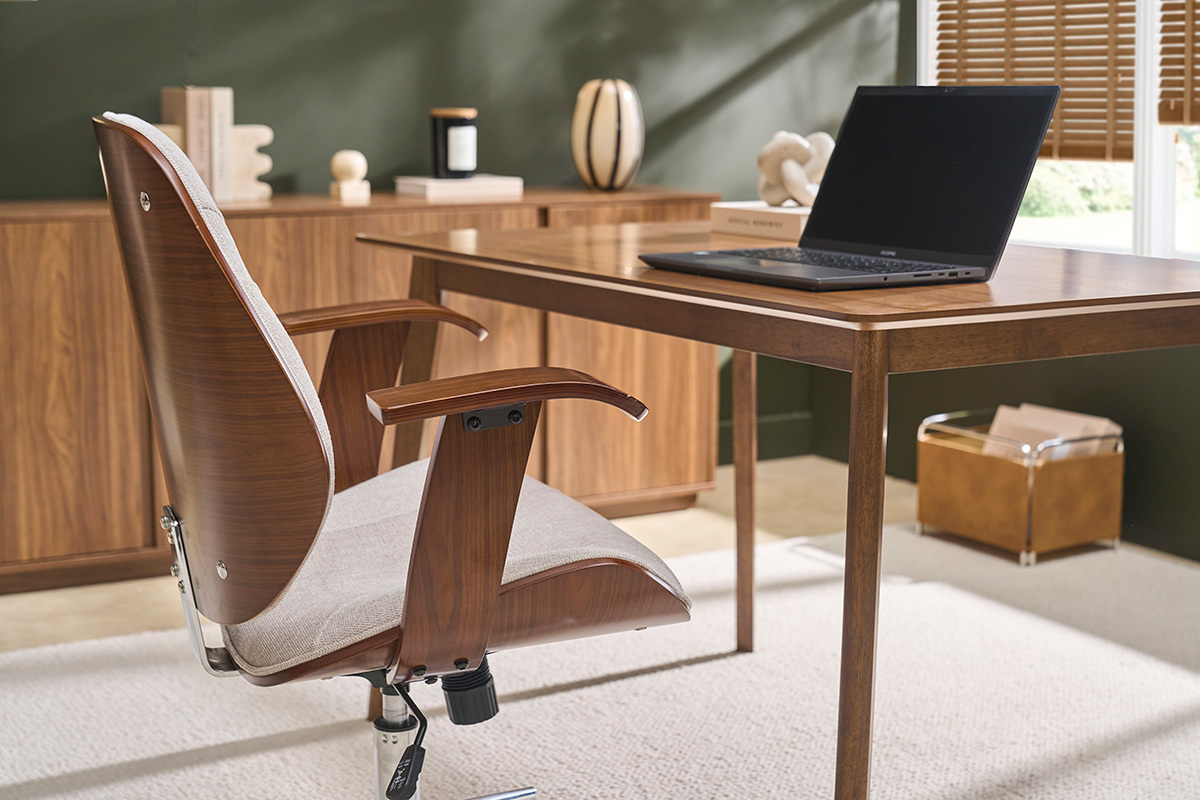 Chaise de bureau � roulettes design en tissu effet velours textur� beige, bois fonc� et acier chrom� YORKE