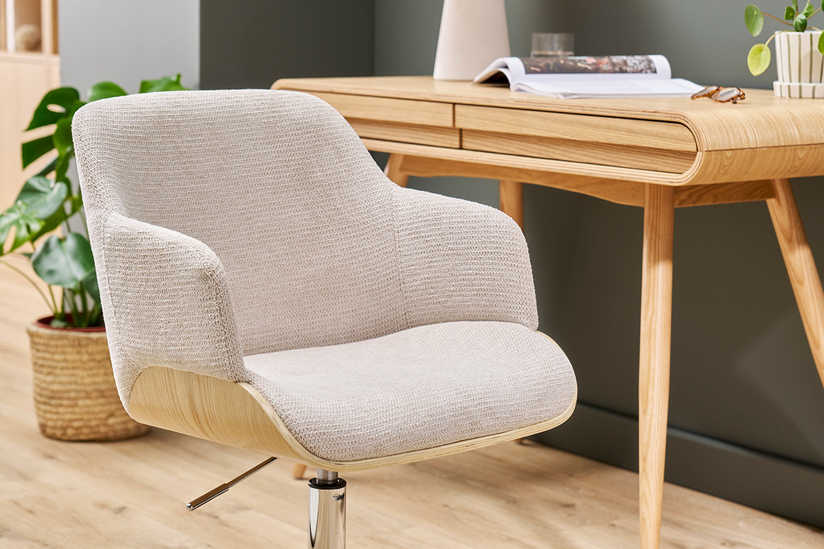 Chaise de bureau � roulettes en tissu chenille beige, bois clair et m�tal chrom� EARL