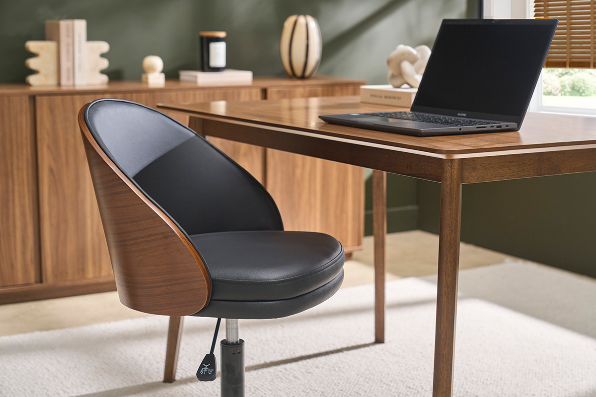 Chaise de bureau � roulettes noire, bois fonc� et m�tal TUCSON