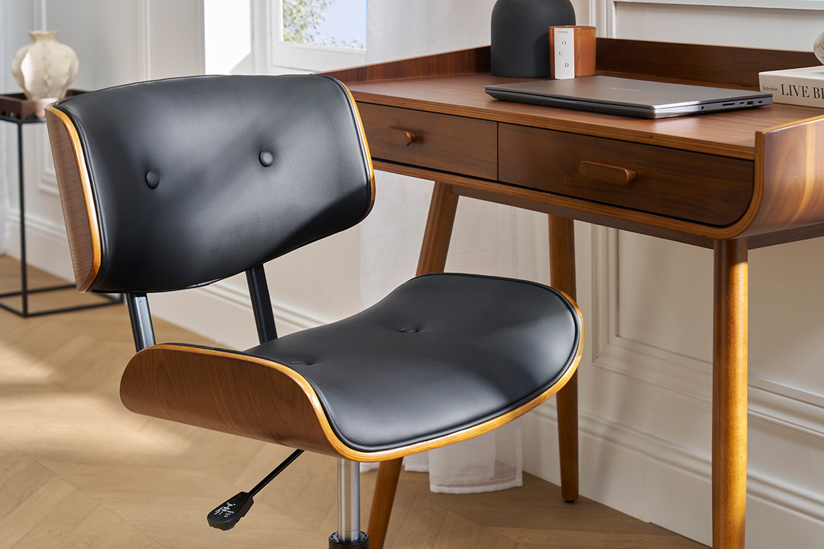 Chaise de bureau noire et bois fonc� avec roulettes, vue de dessus.