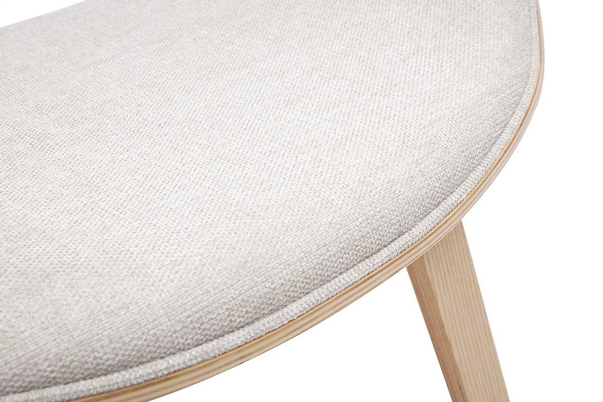 D�tail de l'assise de la chaise design ARAMIS en tissu beige effet velours et bois clair.