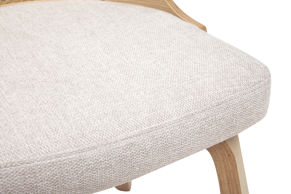D�tail de l'assise de la chaise en tissu effet velours beige avec pieds en bois clair.