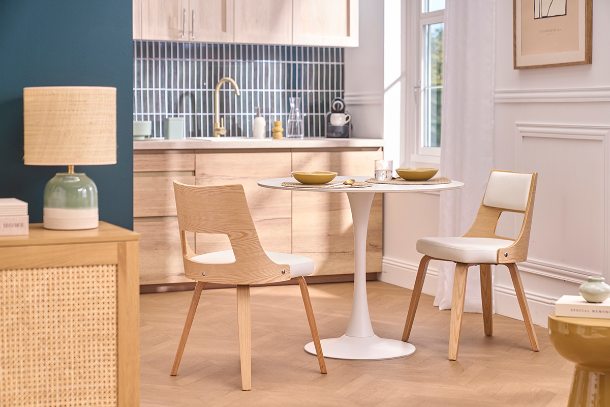 Chaise scandinave GARBO blanche et bois clair, vue de profil dans une salle � manger