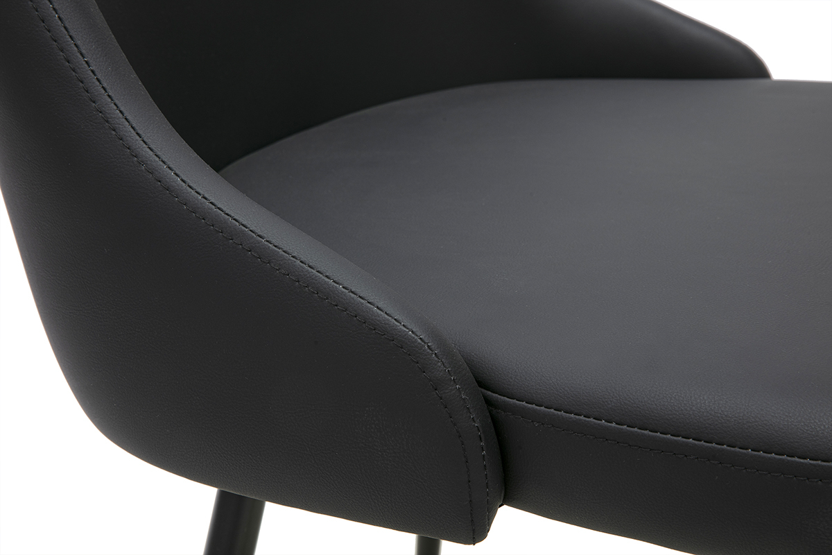 D�tail d'une chaise design noire CULT, rev�tement en polyur�thane et pi�tement en m�tal.