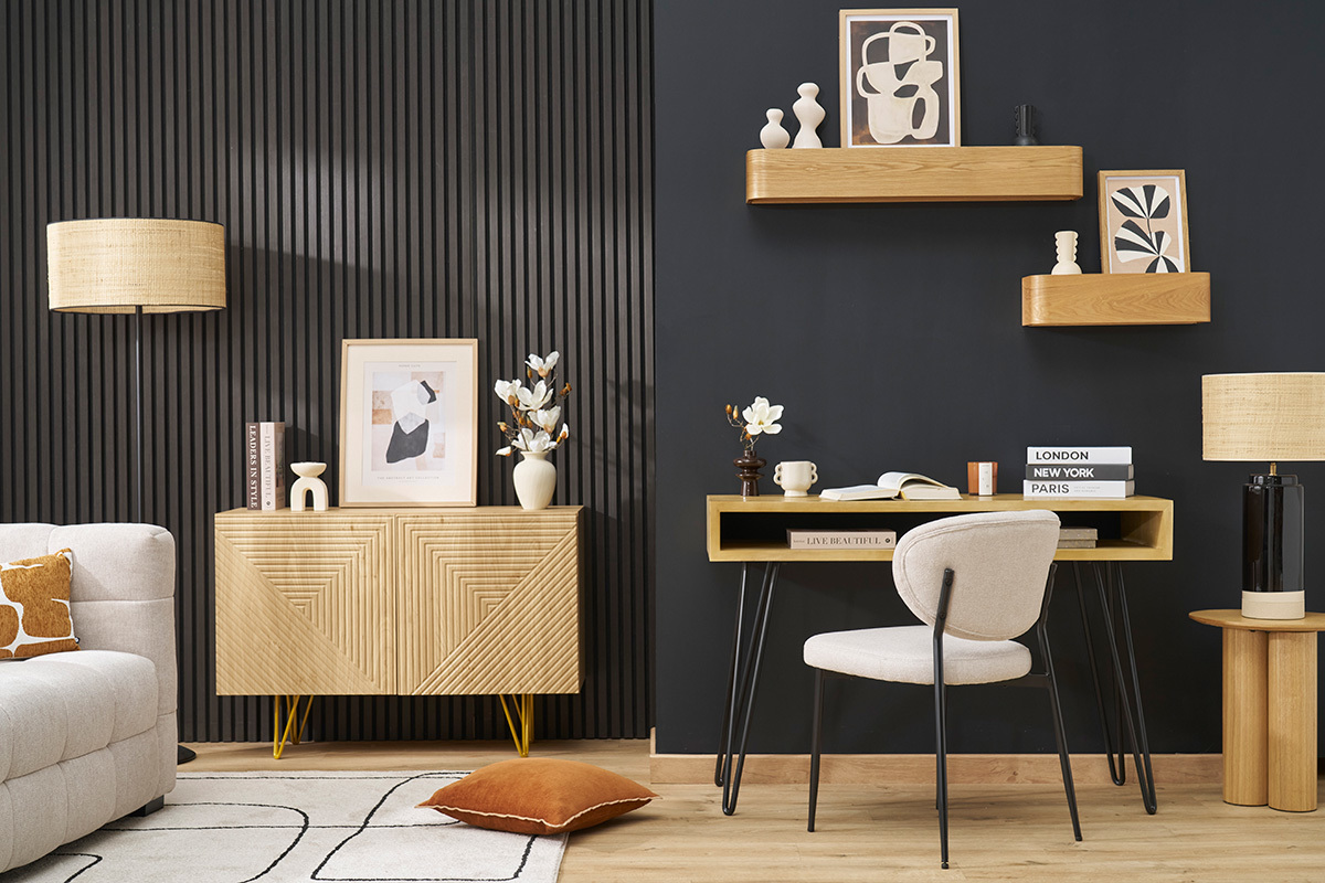 Chaise en tissu beige effet velours et m�tal noir BREKA, vue c�t�, dans un bureau moderne.