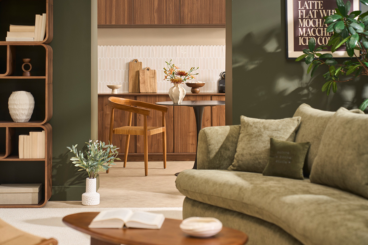 Chaise en teck massif avec cannage, vue de loin dans un int�rieur �l�gant.