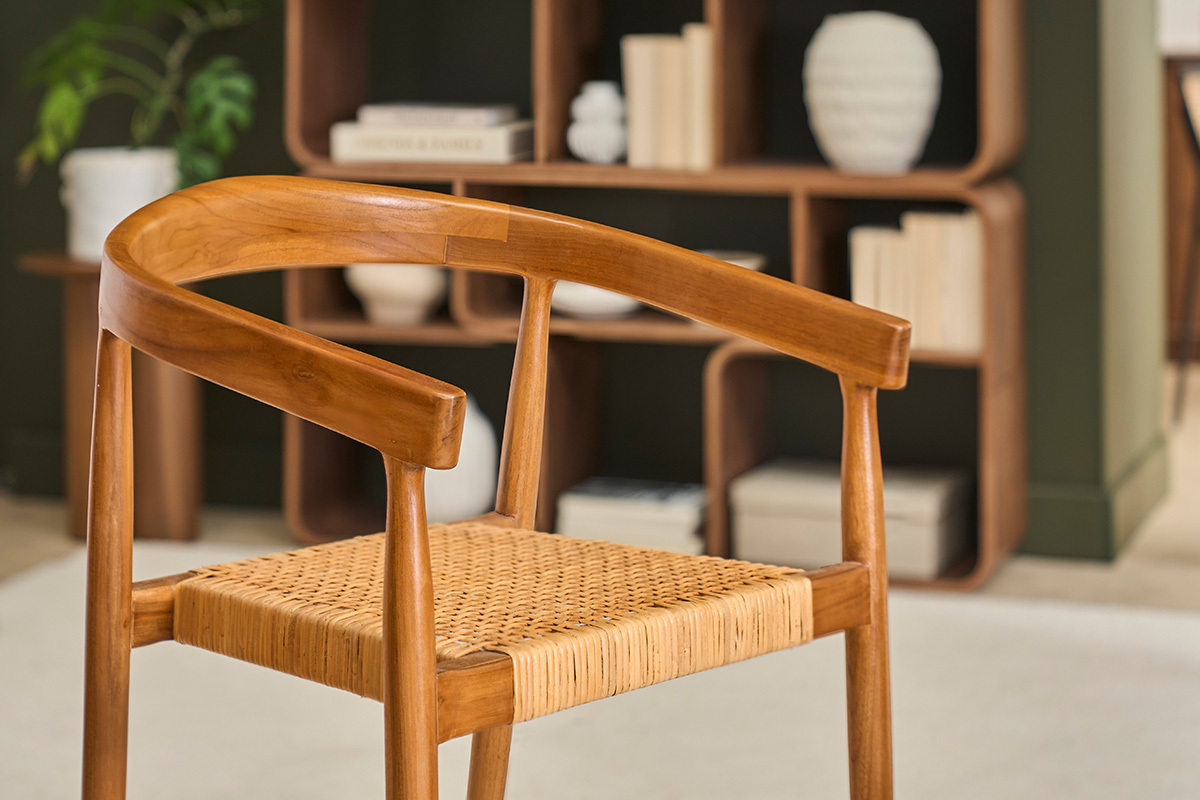 Vue de pr�s d'une chaise en teck avec cannage en rotin, design ethnique et �l�gant.