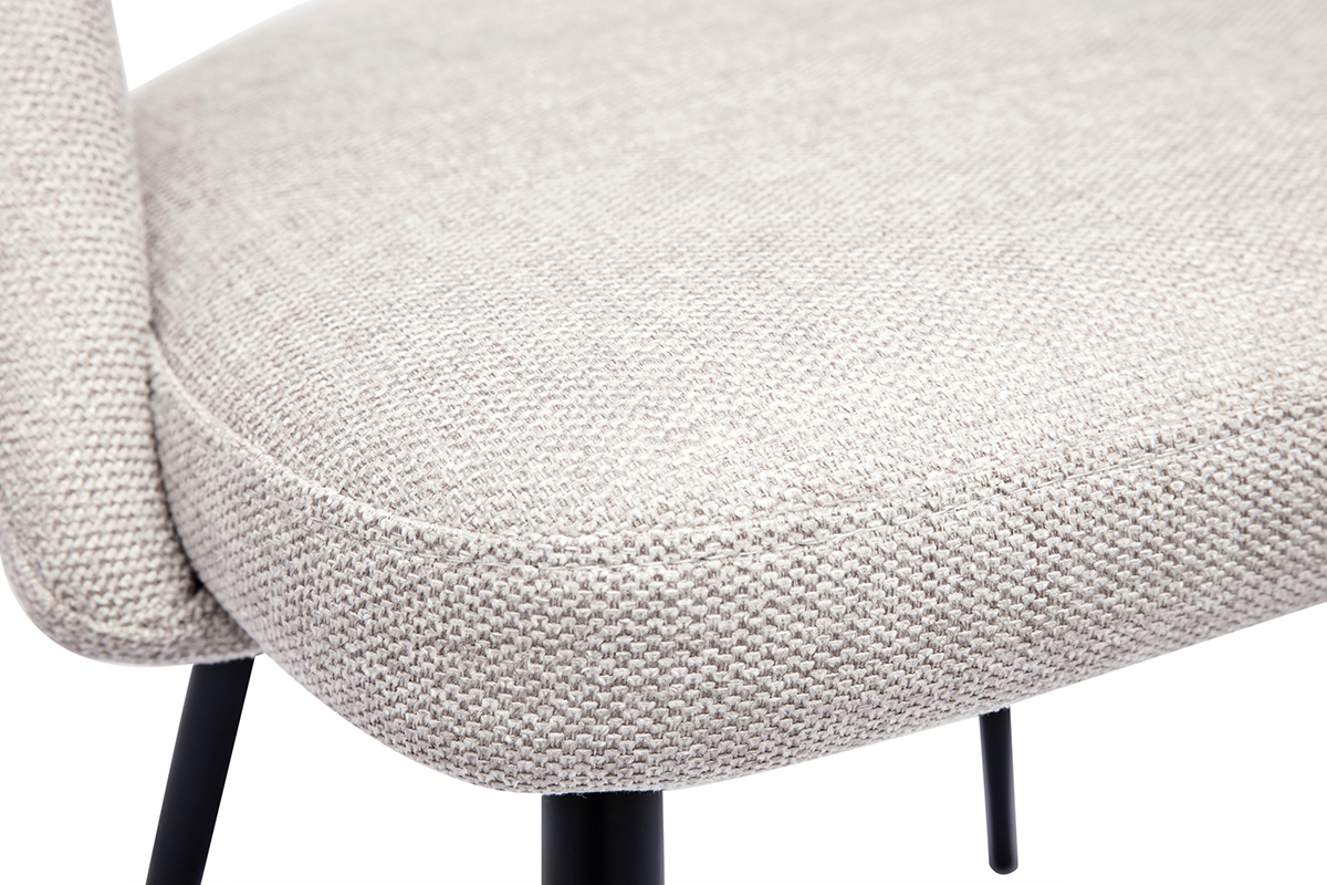 Gros plan sur la texture beige effet velours de la chaise avec pied en m�tal noir.
