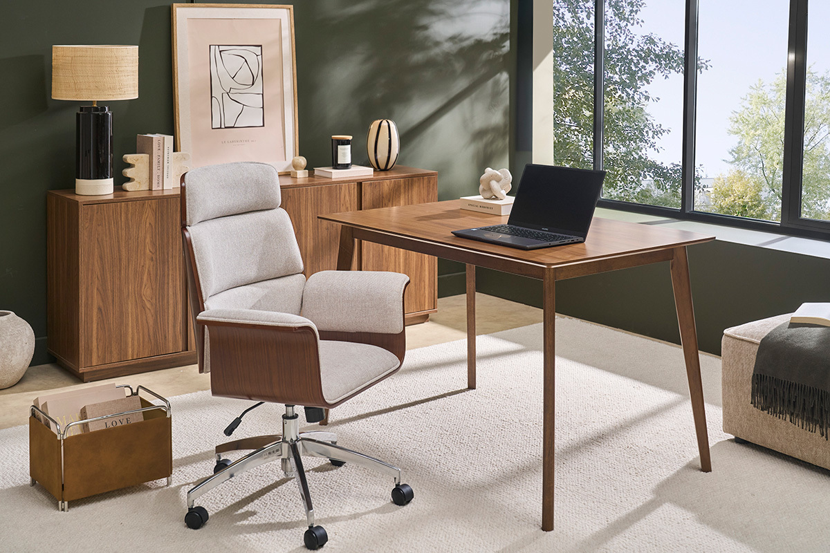 Fauteuil de bureau � roulettes design en tissu effet velours textur� beige, bois fonc� et acier chrom� ELON