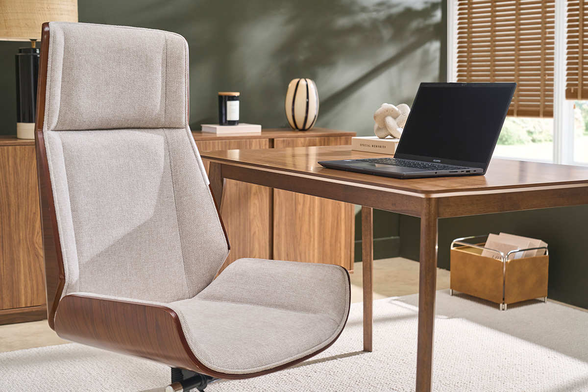 Fauteuil de bureau de direction design en tissu effet velours textur� beige, bois fonc� et acier chrom� CURVED