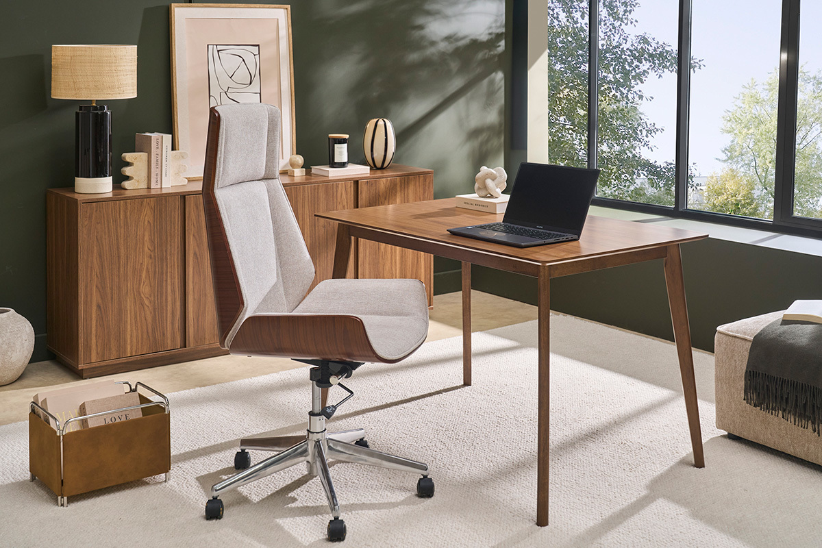 Fauteuil de bureau de direction design en tissu effet velours textur� beige, bois fonc� et acier chrom� CURVED