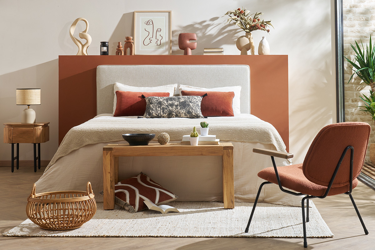 Fauteuil design en tissu effet laine boucl�e terre br�l�e, m�tal noir et bois fonc� BARNET