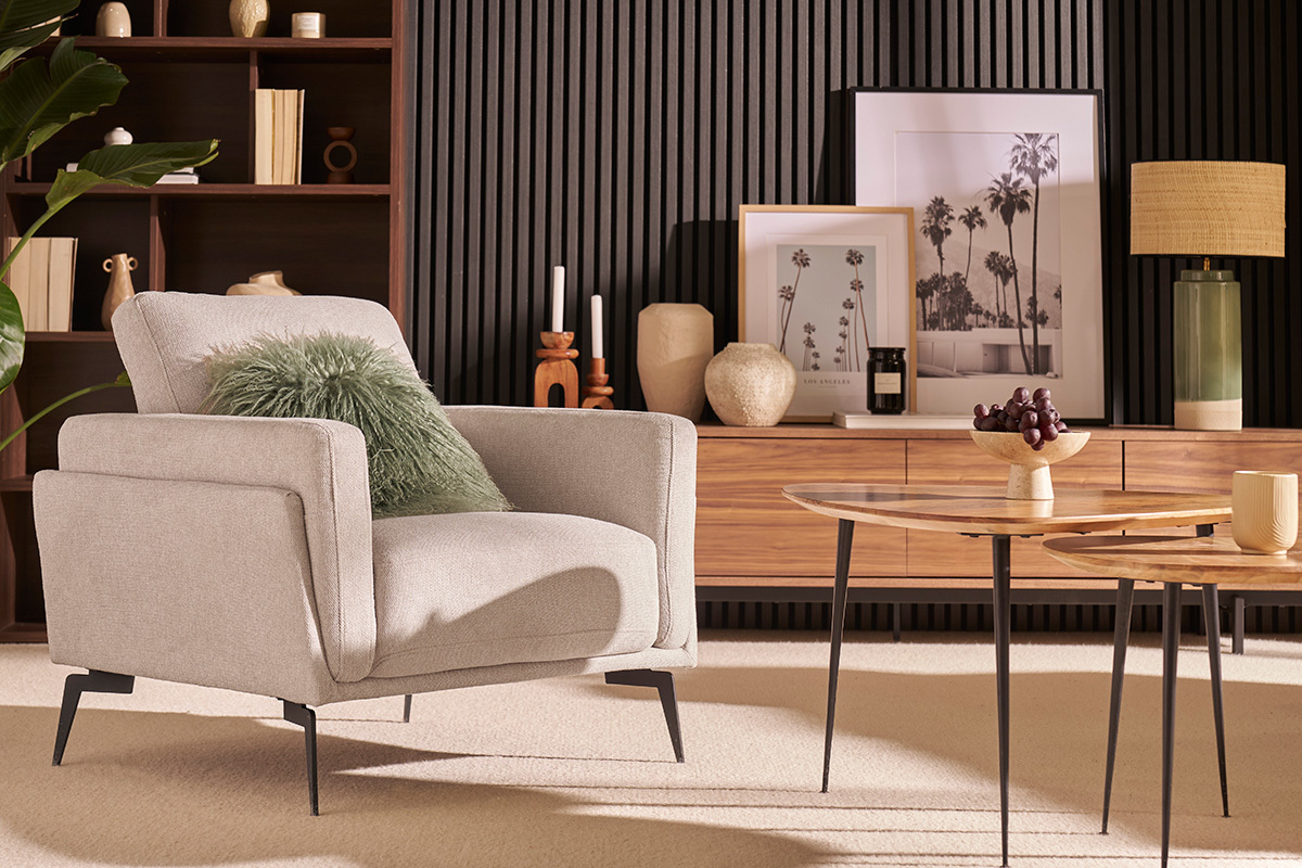 Fauteuil design en tissu effet velours textur� beige et m�tal noir MOSCO