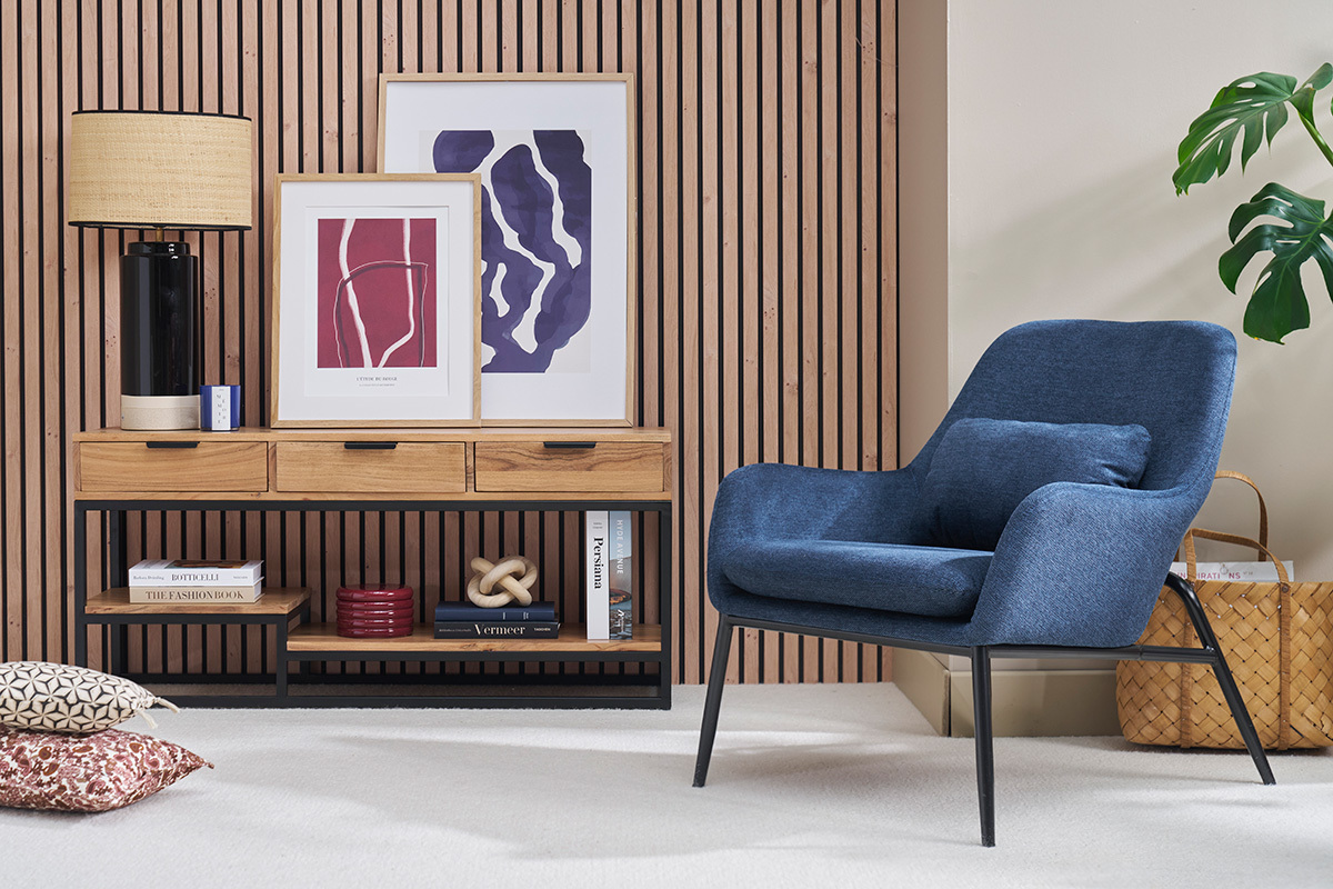 Fauteuil design en tissu effet velours textur� bleu fonc� et m�tal noir MAXINE