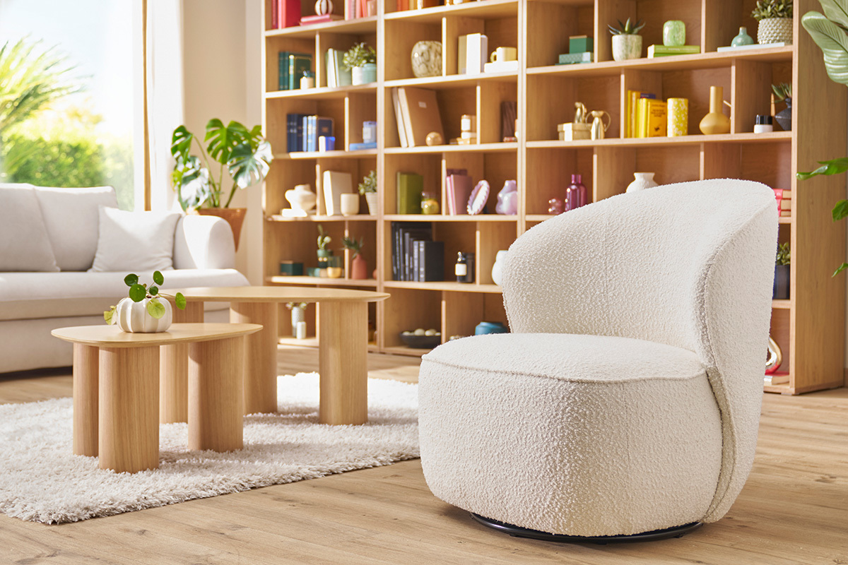 Fauteuil design pivotant vue de trois quarts dans un int�rieur moderne.