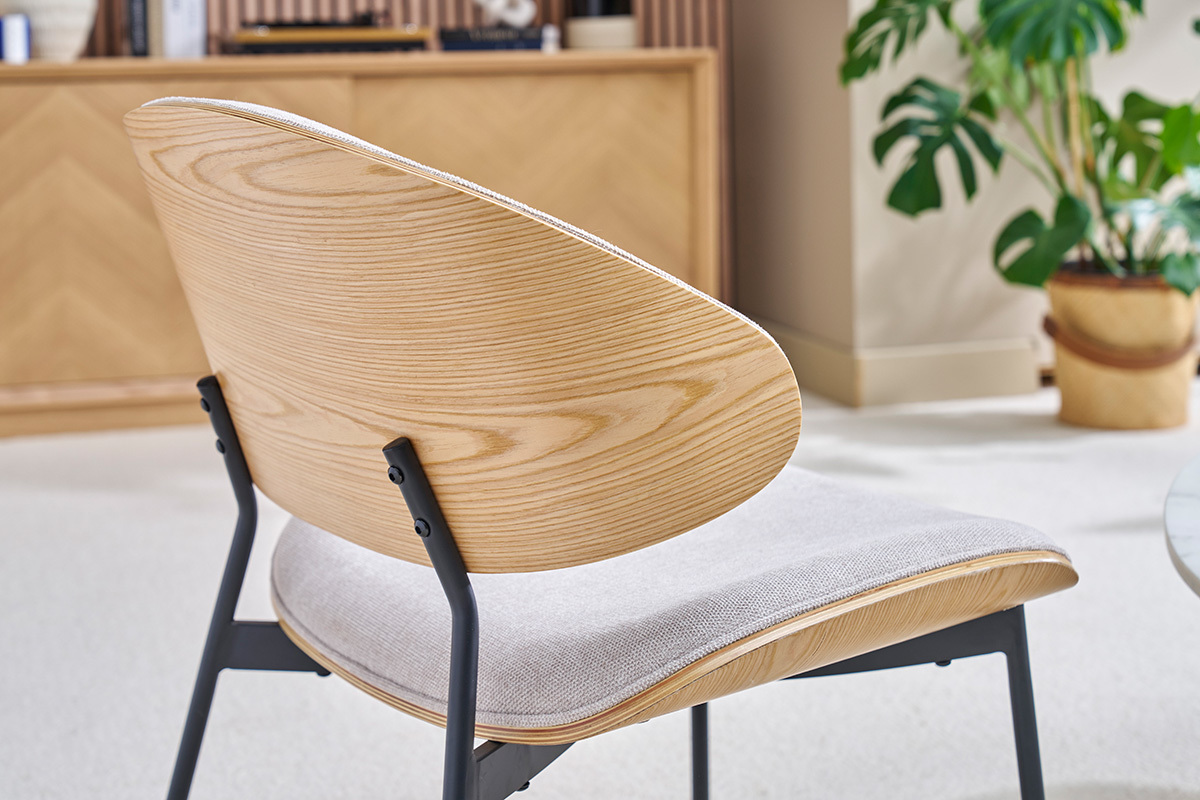 Vue arri�re du fauteuil en bois clair et tissu beige, pieds en m�tal noir dans un salon.
