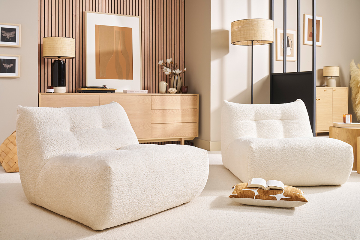 Fauteuil lounge en tissu bouclette blanc cass� BUMPY