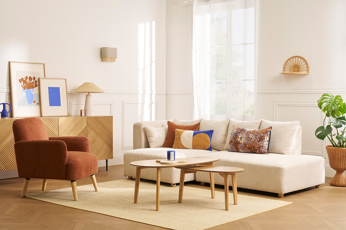Fauteuil scandinave en tissu terre br�l�e et bois clair dans un salon.