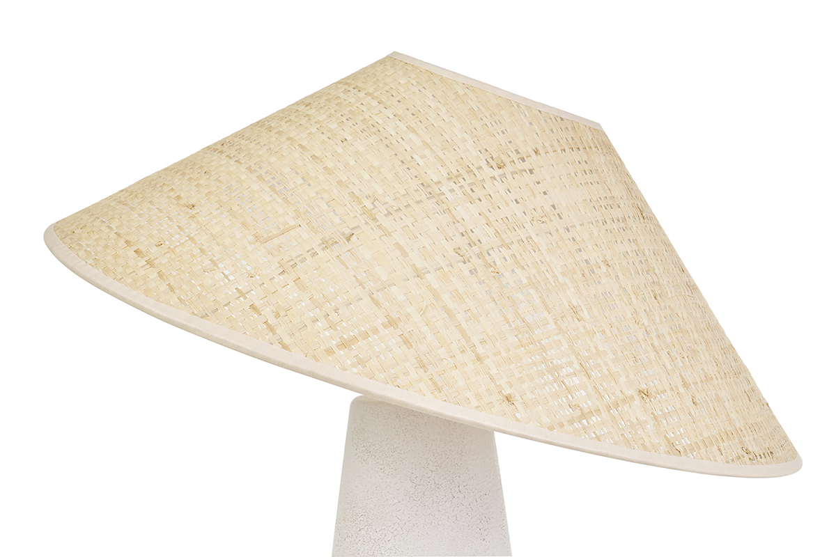 Zoom sur abat-jour conique en rabane tiss�e de la lampe JUNI, avec pied en c�ramique visible.