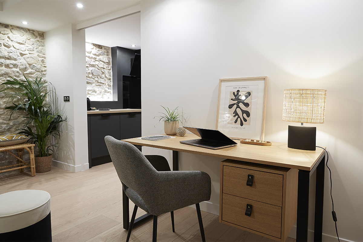 Lampe � poser en c�ramique noire mat et abat-jour en raphia naturel H40 cm TIGA