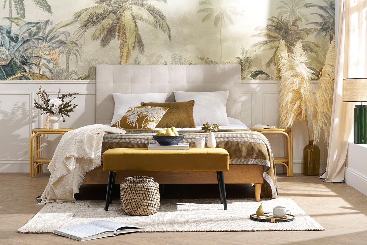 Lit 2 places 160x200 cm en bois clair avec t�te de lit beige, d�cor� dans une chambre �l�gante