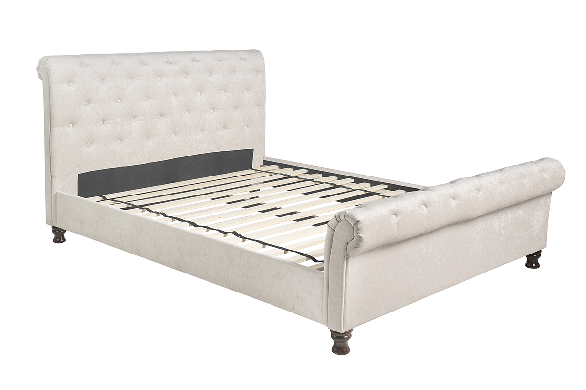 Lit 2 places 160x200 cm en tissu velours beige capitonn�, vue de trois quarts avec sommier en bois.