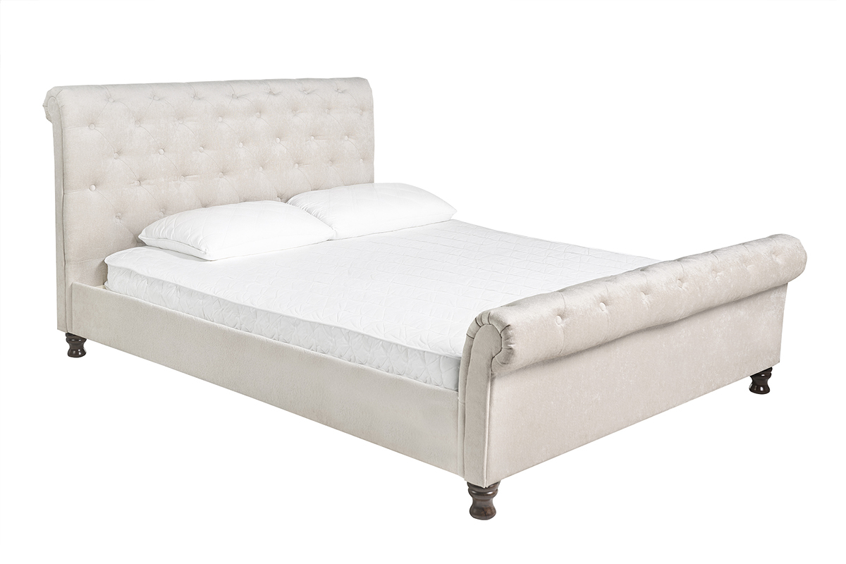 Lit 2 places 160x200 cm en tissu velours beige capitonn� RILEY, vue de trois quarts avec matelas blanc.