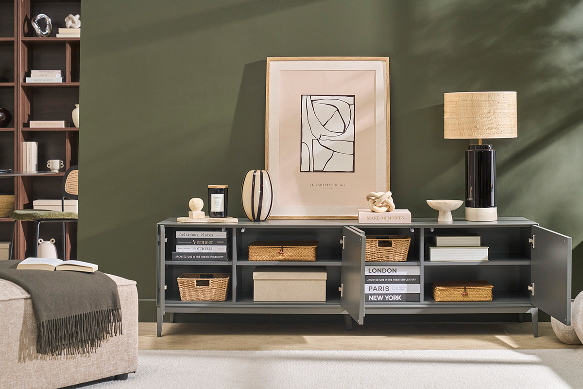 Meuble TV design gris laqu� mat avec rangements, vu de face, dans un salon contemporain.