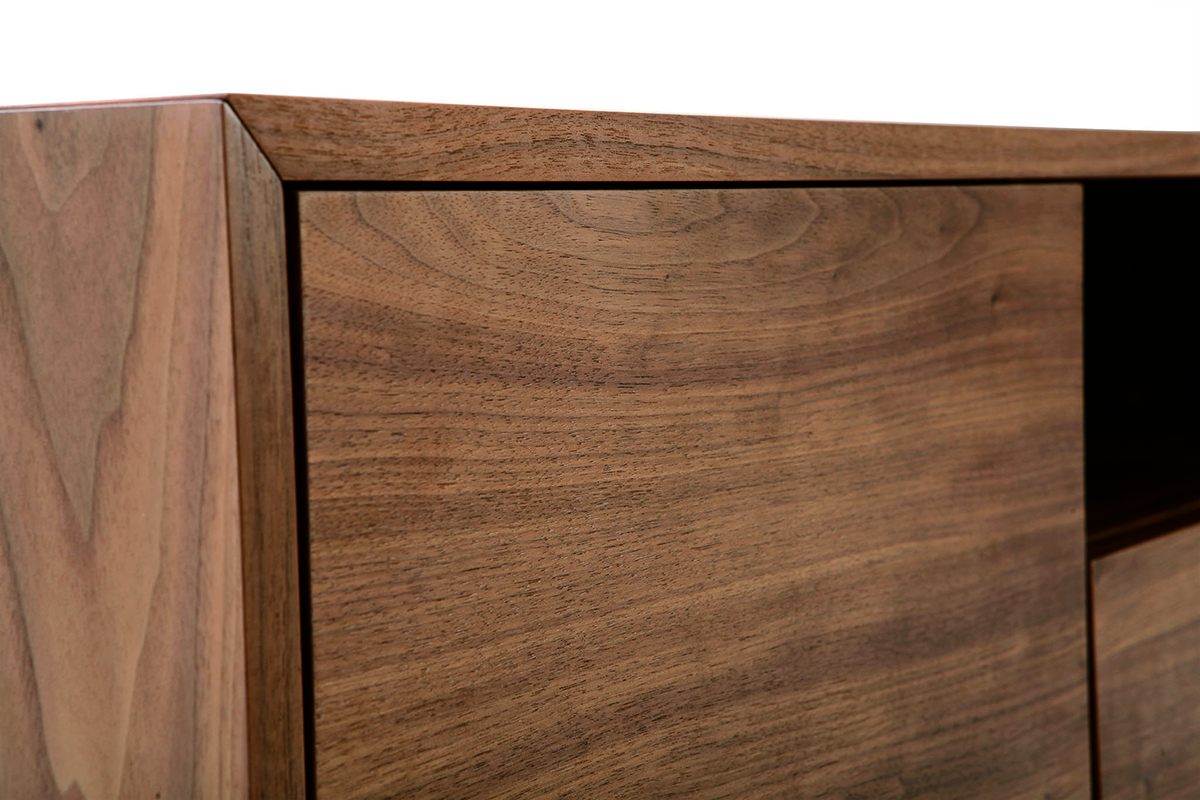 D�tail du bois d'un meuble TV vintage en bois fonc� avec placage noyer.
