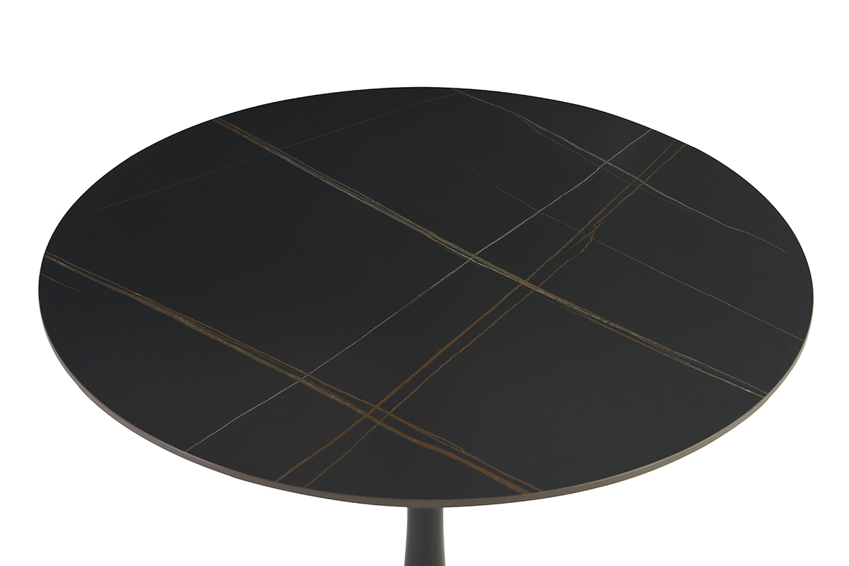 Table ronde en c�ramique noire avec motifs lin�aires, vue de dessus.