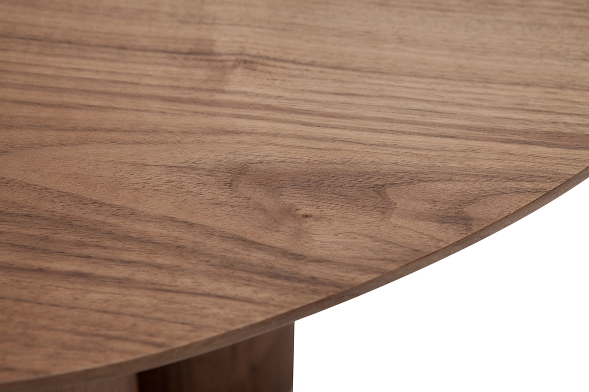 D�tail du plateau en bois fonc� noyer de la table basse HOLLEN.