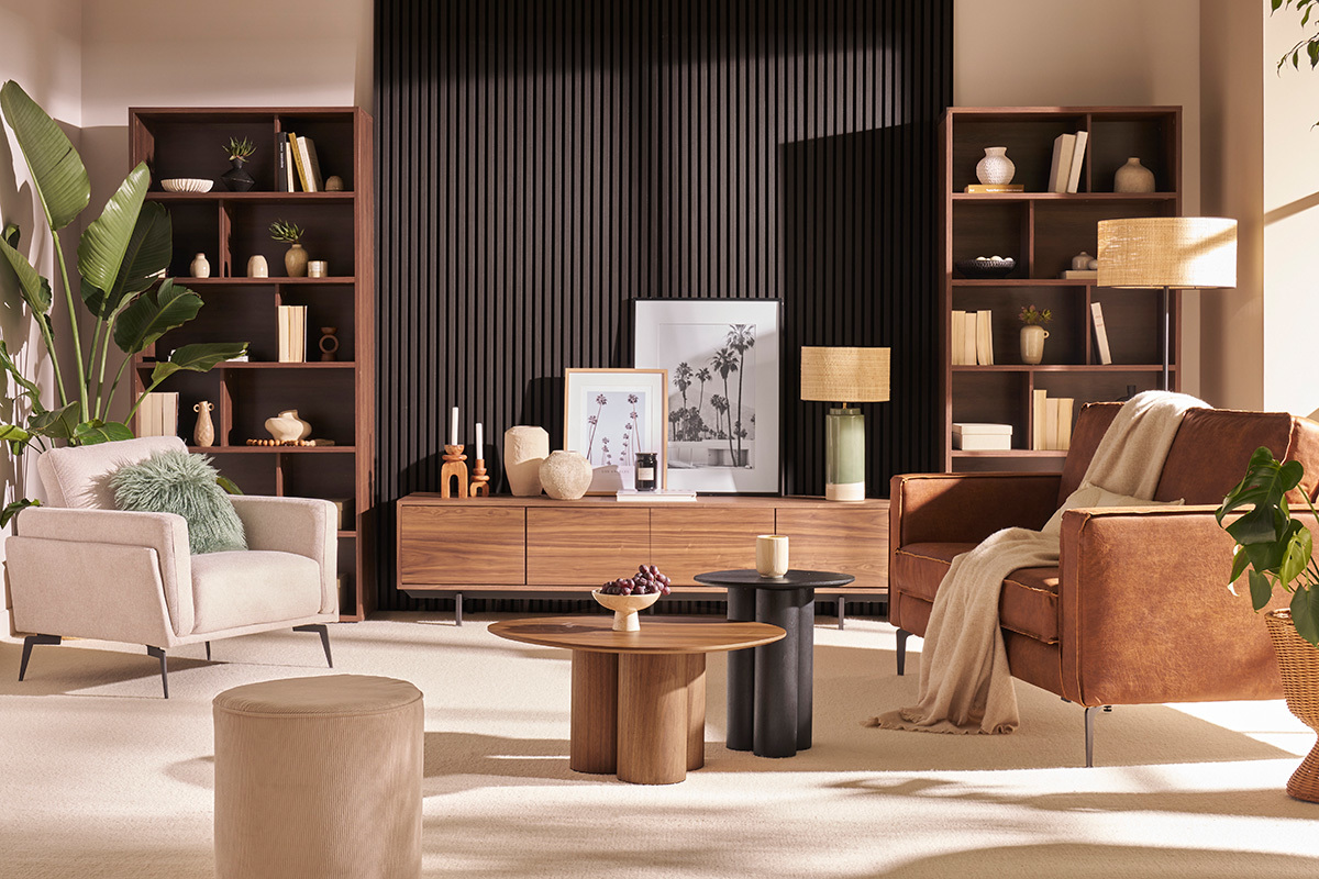 Table basse design bois fonc� noyer HOLLEN vue de face dans salon am�nag�.