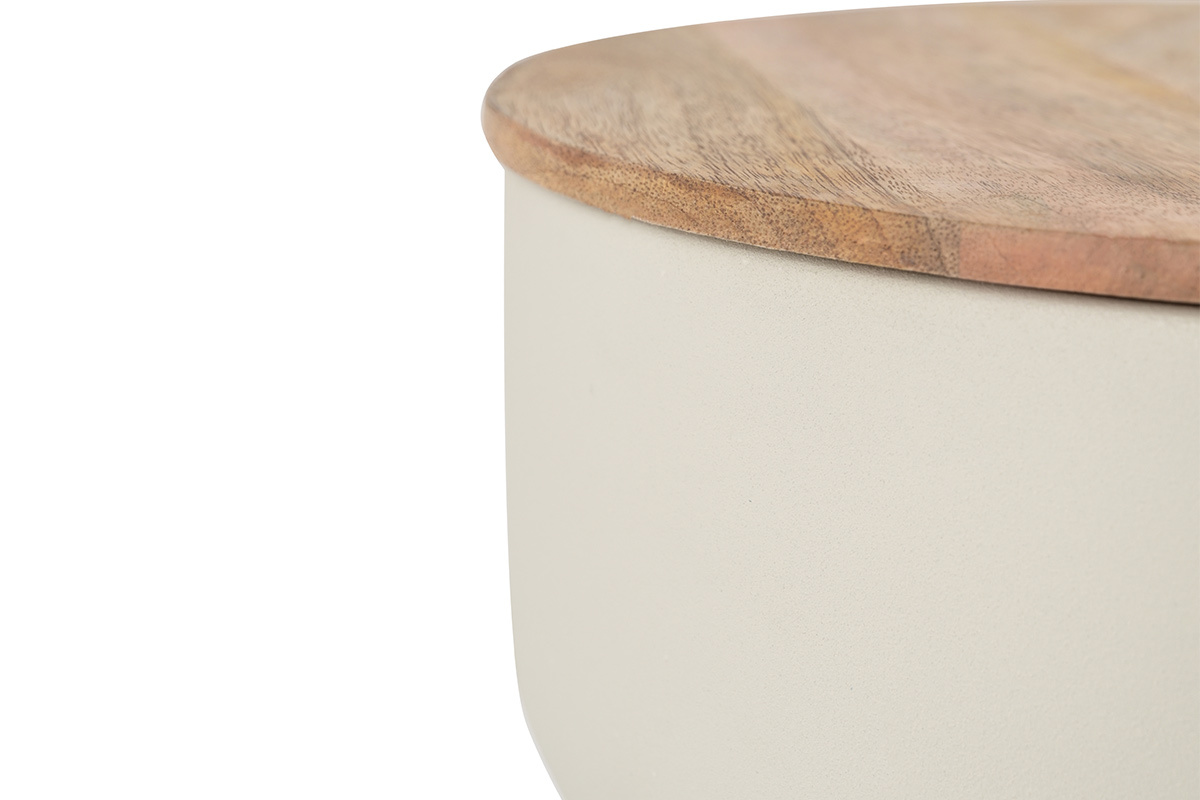 Gros plan du bord de la table d'appoint en m�tal gr�ge et bois manguier massif.