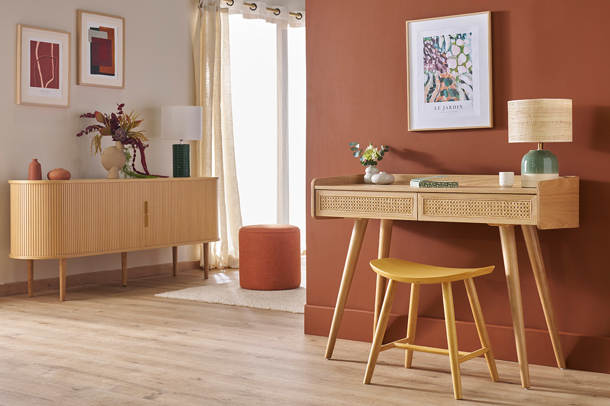 Int�rieur avec tabouret bas bois clair DEMORY devant un bureau en bois.