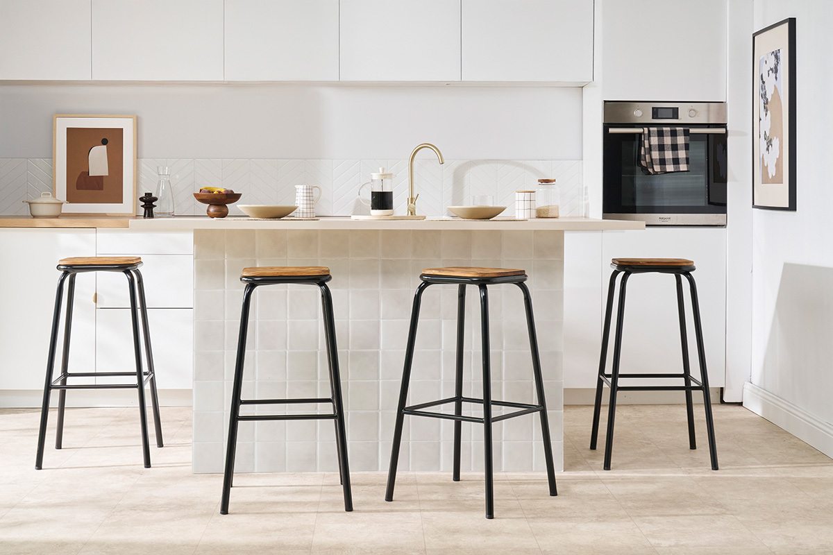 Tabourets de bar empilables noir et bois fonc� H77.5 cm (lot de 2) MEMPHIS